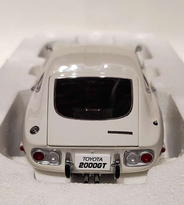 **VERY RARE/Mint/Boxed** 1/18 AUTOart Millennium Toyota 2000GT Coupe (Upgraded) White (78747)