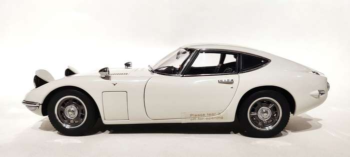 **VERY RARE/Mint/Boxed** 1/18 AUTOart Millennium Toyota 2000GT Coupe (Upgraded) White (78747)