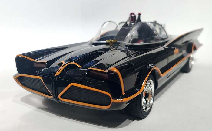 *NEW* 1/18  Jada Classic TV Series 1966 Batmobile with Diecast Figures and Lights