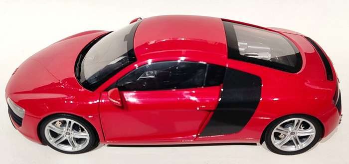 **VERY RARE/MINT/BOXED** 1/18 Kyosho Audi R8 Red (09213R)