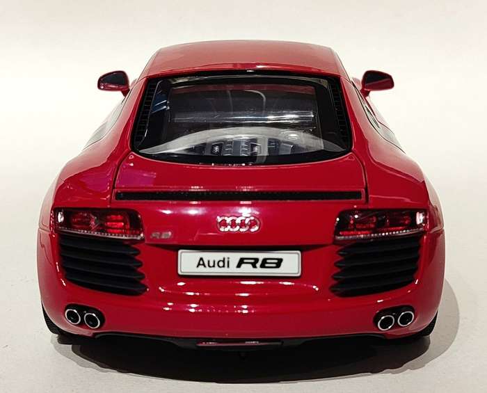 **VERY RARE/MINT/BOXED** 1/18 Kyosho Audi R8 Red (09213R)