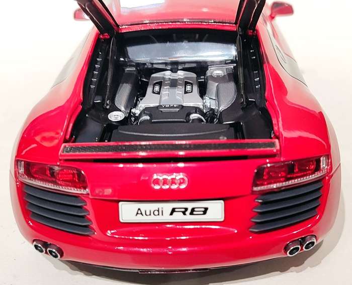 **VERY RARE/MINT/BOXED** 1/18 Kyosho Audi R8 Red (09213R)