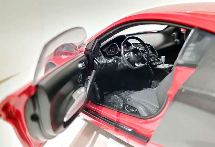 **VERY RARE/MINT/BOXED** 1/18 Kyosho Audi R8 Red (09213R)