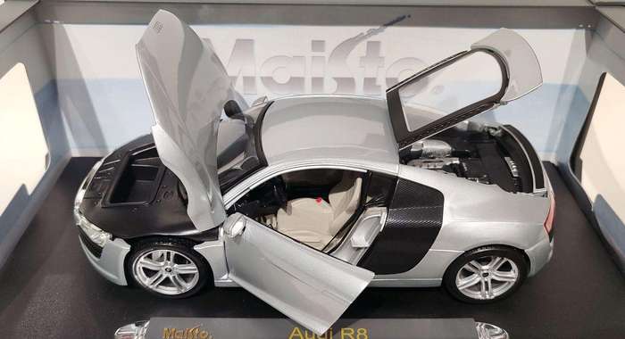 **BOXED/MINT MODEL** 1/18 Maisto Premiere Edition Audi R8 Silver (36143)
