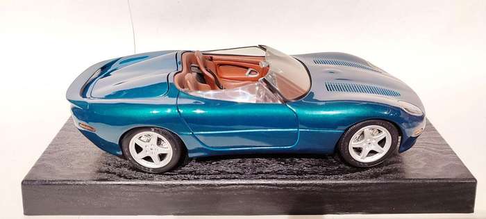 **BOXED/MINT MODEL** 1/18 Maisto SE Jaguar XKR 180 1998 Green/Blue (31863)