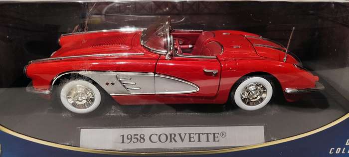 **MINT/BOXED** 1/18 MotorMax 1958 Corvette Red-White (73109)