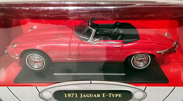 **New/Boxed** 1/18 Yat Ming Road Signature 1971 Jaguar E-Type - Red (92608)