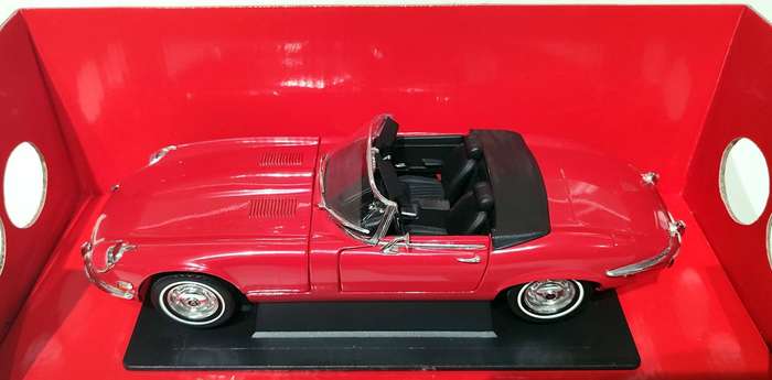 **New/Boxed** 1/18 Yat Ming Road Signature 1971 Jaguar E-Type - Red (92608)