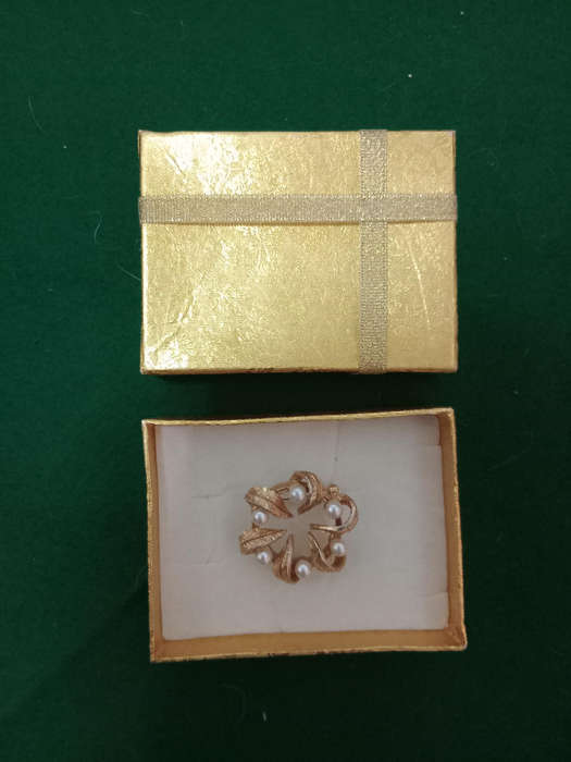 An antique 9ct gold plated leaf design and pearl brooch