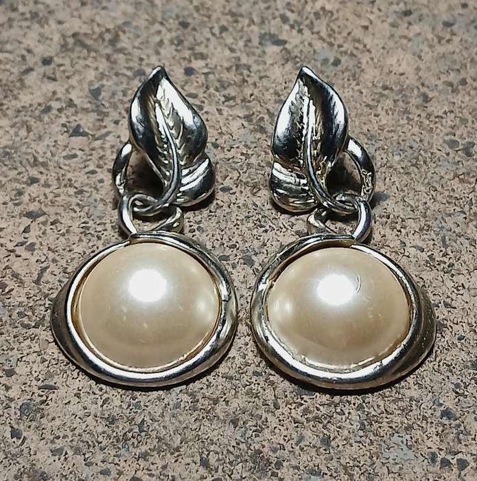 Elegant Vintage Silver-tone Leaf and Faux Pearl Drop Dangle Earrings