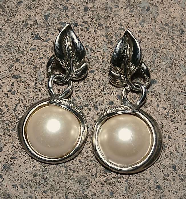 Elegant Vintage Silver-tone Leaf and Faux Pearl Drop Dangle Earrings