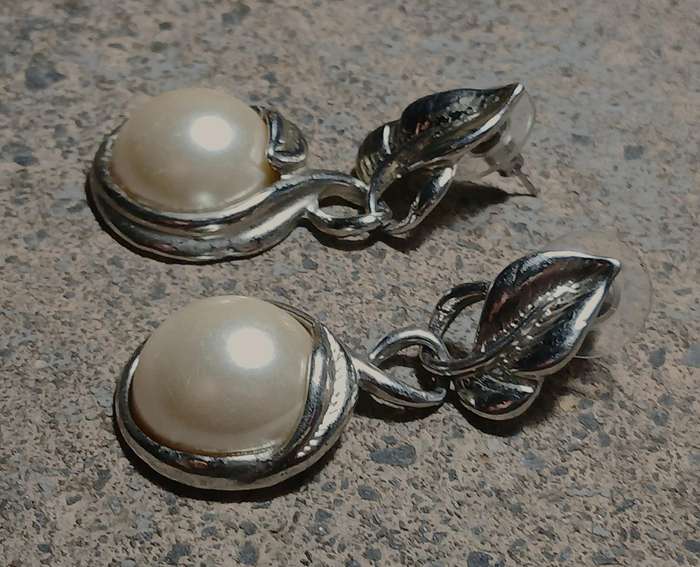 Elegant Vintage Silver-tone Leaf and Faux Pearl Drop Dangle Earrings