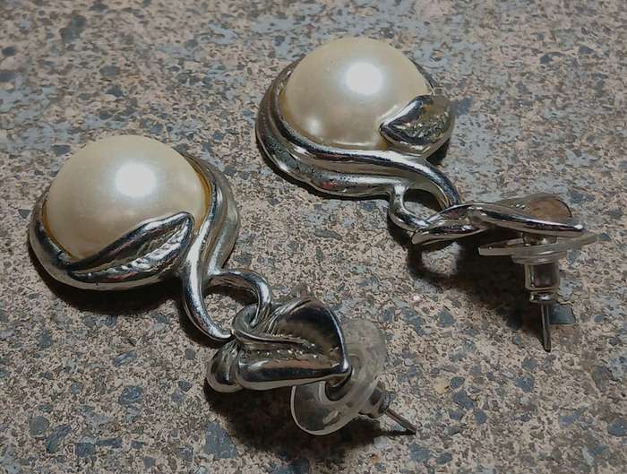 Elegant Vintage Silver-tone Leaf and Faux Pearl Drop Dangle Earrings