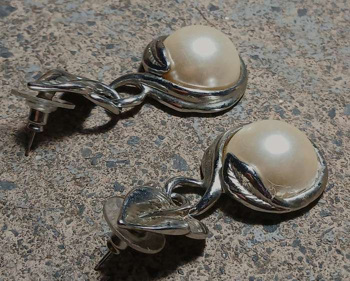 Elegant Vintage Silver-tone Leaf and Faux Pearl Drop Dangle Earrings