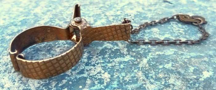 Charming Vintage 1950s Brass Glove Clip / Holder by Zenette