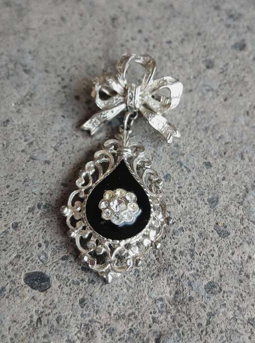 Elegant Vintage Victorian-Style Brooch Pin with Black Enamel & Rhinestones (c. 1950s/60s)