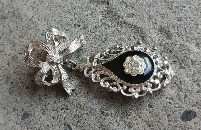 Elegant Vintage Victorian-Style Brooch Pin with Black Enamel & Rhinestones (c. 1950s/60s)