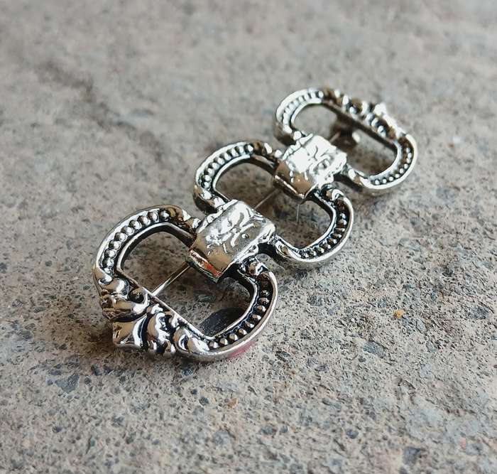 Unique Vintage Silver-Tone Interlocking Link Accessory Pin / Brooch for Hat or Bag