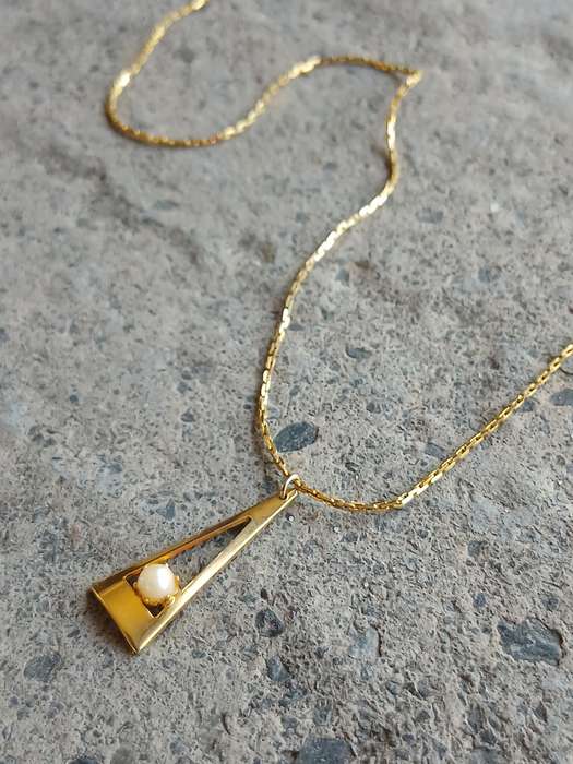 Delicate Vintage Gold-Tone Triangle Pendant Necklace with Faux Pearl