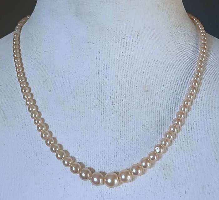 Vintage Graduated FauxPearl Necklace| Creamy Lustre Beads & Rhinestone FishHook Clasp