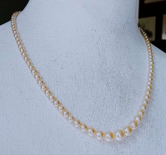 Vintage Graduated FauxPearl Necklace| Creamy Lustre Beads & Rhinestone FishHook Clasp