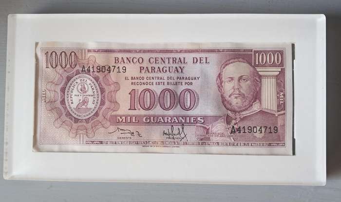 DISPLAY HOLDER : 2001 PARAQUAY 1000 GUARANIES