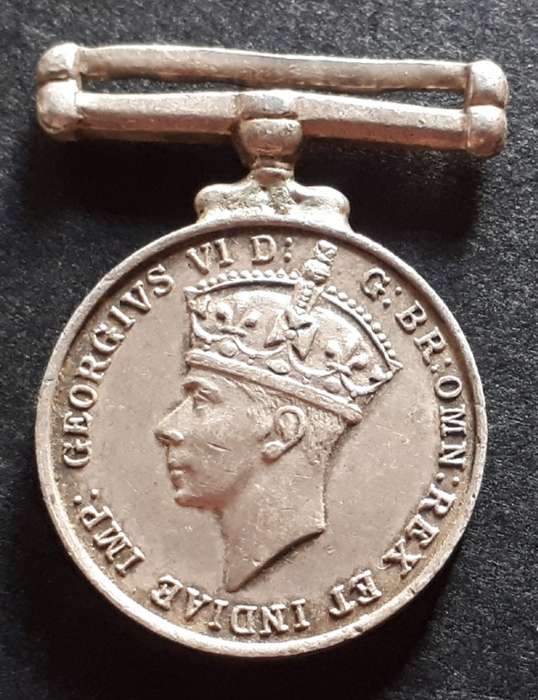 1939 - 1945 WORLD WAR II MINIATURE MEDAL
