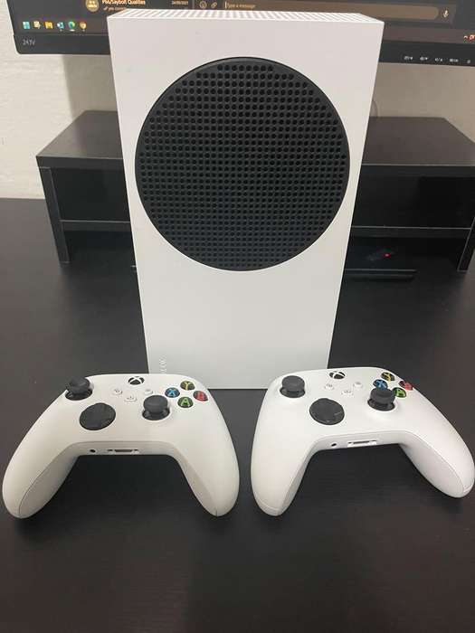 Xbox series S - 512 gigabyte 4k ultra high definition with 2x controllers- boxed