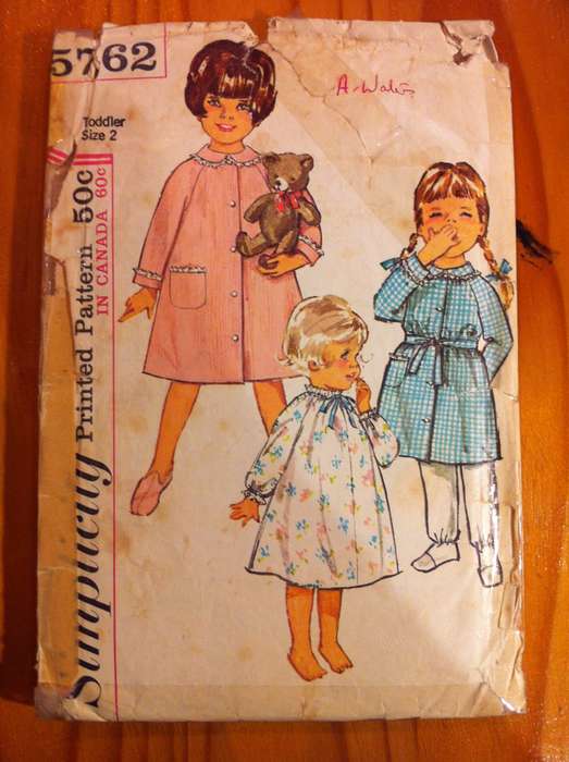 Simplicity 5762 Toddlers Nightgown and Robe. Size 2. Complete