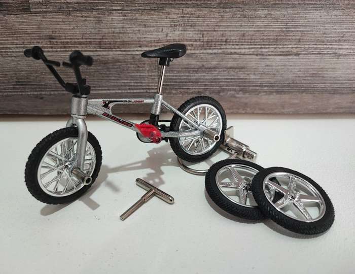 1999 Flick Trix Redline(Silver) Finger BMX with Accessories