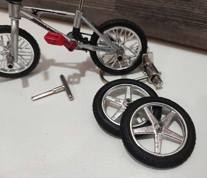 1999 Flick Trix Redline(Silver) Finger BMX with Accessories