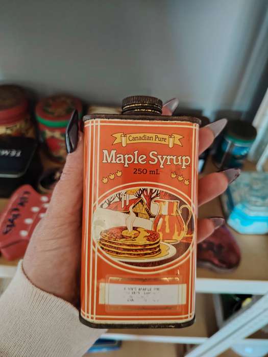 Beautiful vintage maple syrup tin