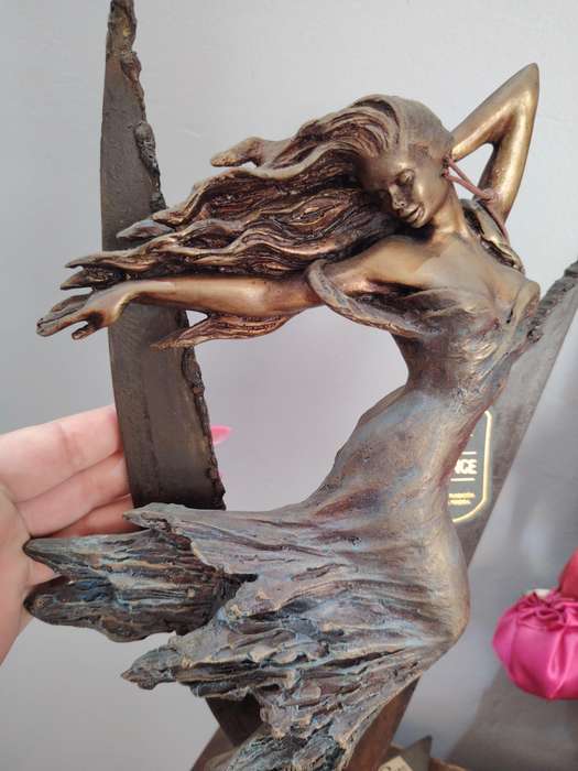Stunning solid bronze Vidal statue signed by artist