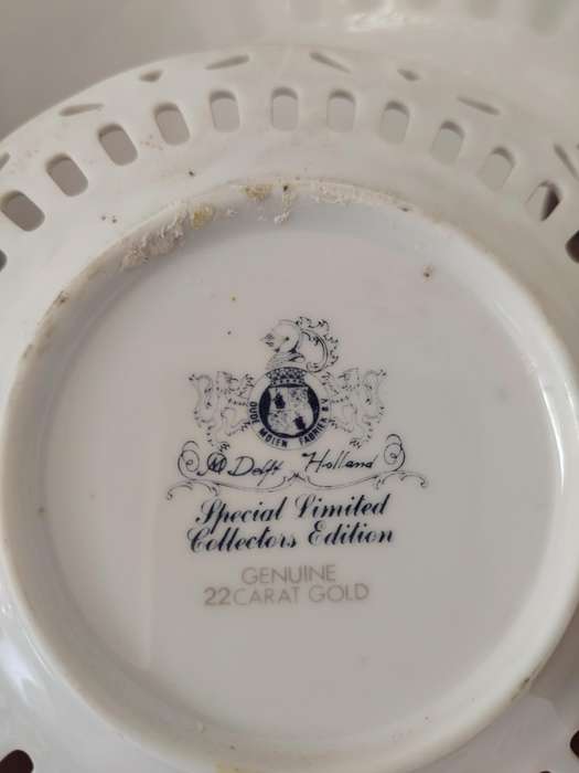 Beautiful limited addition Delft plate 22 carat gold rim