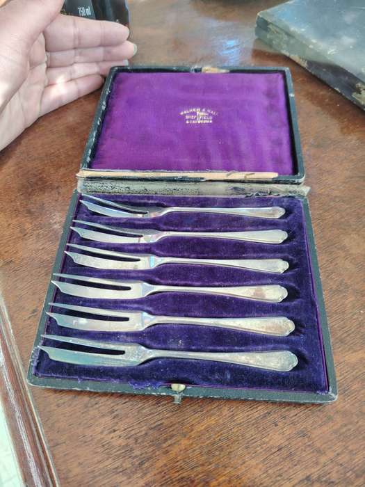 Vintage set cased desert/cake forks case repaired