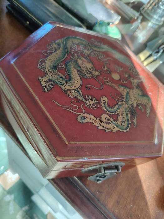 Beautiful oriental storage/jewelry box