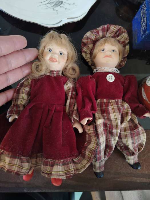 Georgious set of small vintage porcelain dolls