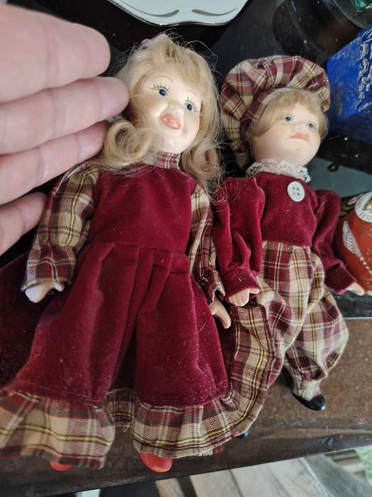 Georgious set of small vintage porcelain dolls