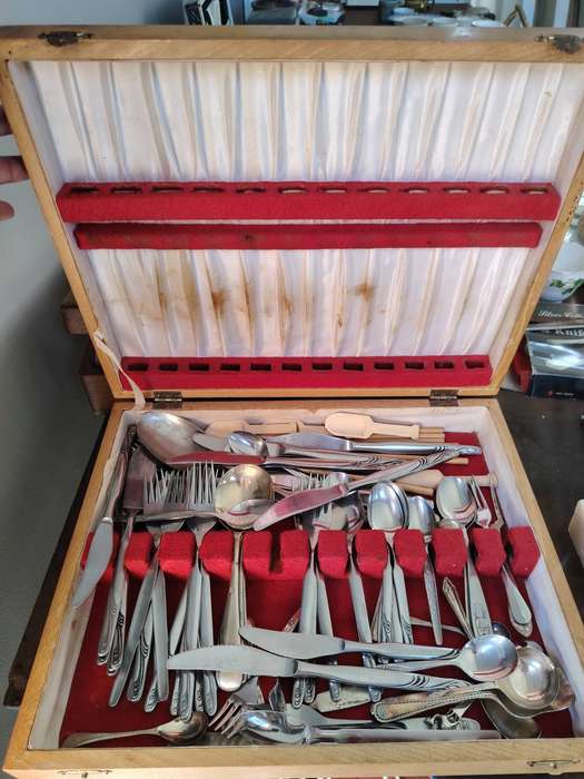 Mixture of vintage cutlery in case incomplete