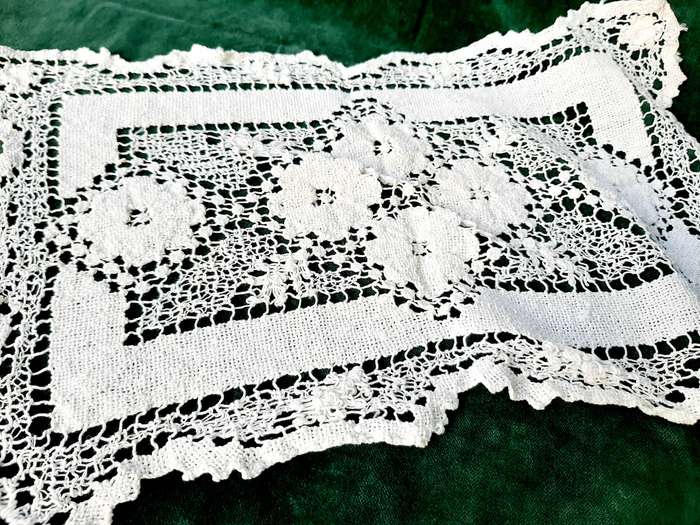 Small handknotted lace cloth -white - 33 x 45 cm