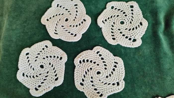 Four small round doilies - white - 10cm