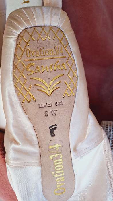 Ballet pointe shoes - Sansha size 8W or UK 5 - satin - very good condition
