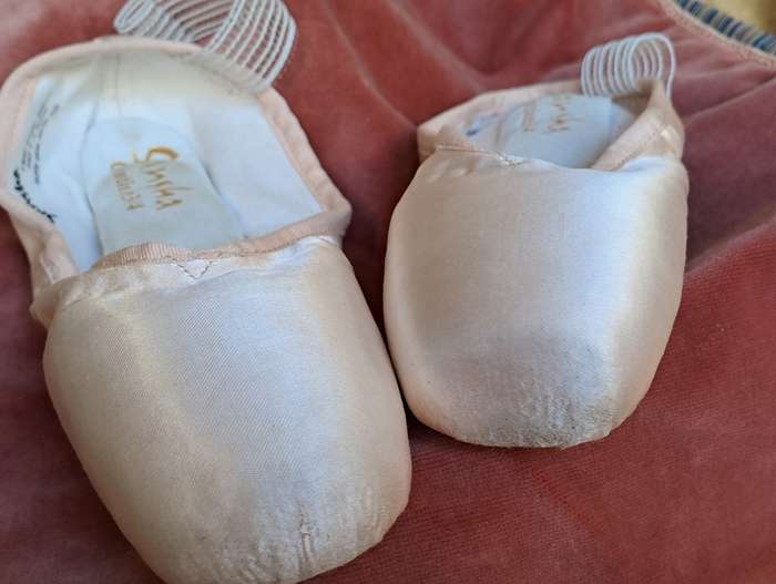 Ballet pointe shoes - Sansha size 8W or UK 5 - satin - very good condition