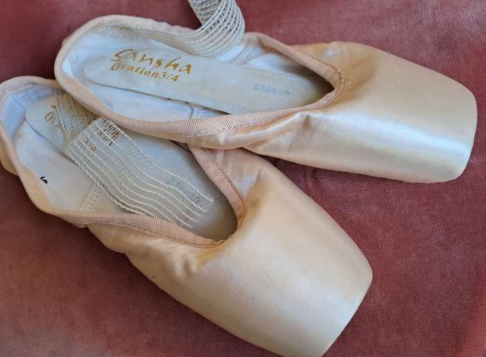 Ballet pointe shoes - Sansha size 8W or UK 5 - satin - very good condition