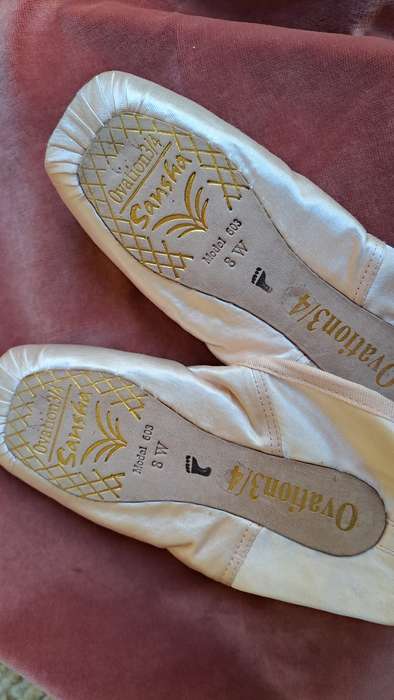 Ballet pointe shoes - Sansha size 8W or UK 5 - satin - very good condition