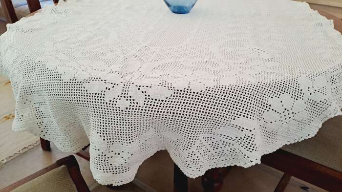 Oval filet crochet tablecloth 90 x 140cm diameter- white