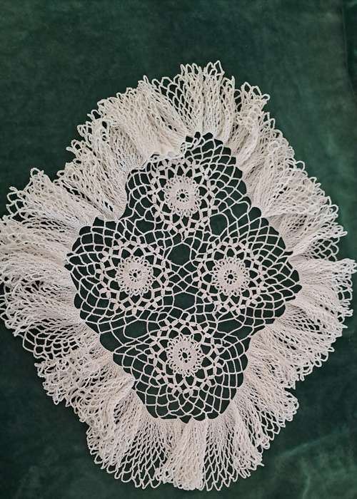 Large, frilly doily/ doilie - white -45 x 32cm