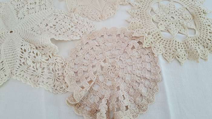 Lot of 5 beige and ecru doilies 18-28cm