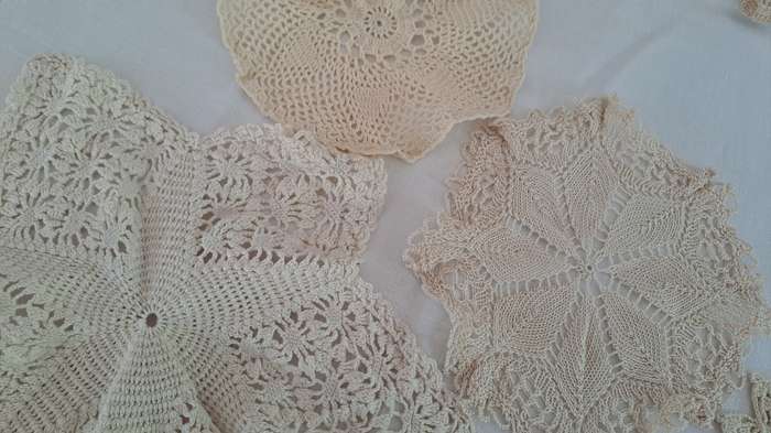 Lot of 5 beige and ecru doilies 18-28cm