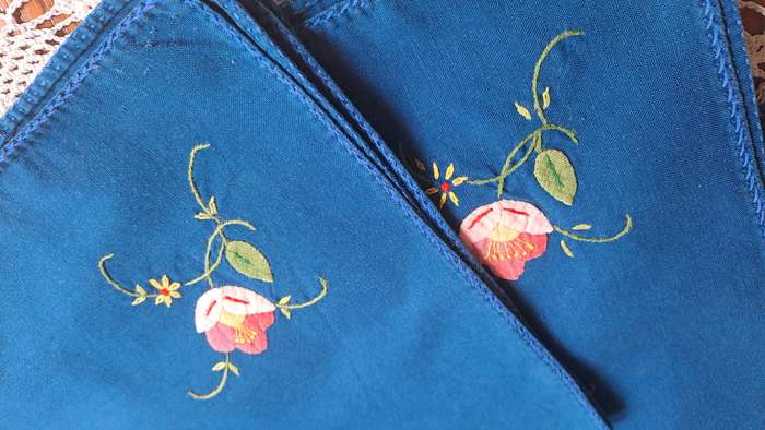 8  blue cotton napkins -with appliqued flowers - 38 x 38 cm